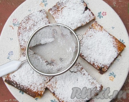 Даём вкусной, ароматной творожной запеканке, приготовленной с добавлением миндальной муки, немного остыть, разрезаем на кусочки, посыпаем сахарной пудрой и идём пить чай.
