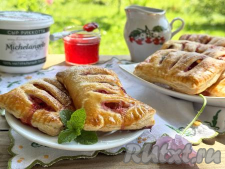 Готовую выпечку достать из духовки, дать ей немного остыть и можно подавать к столу.