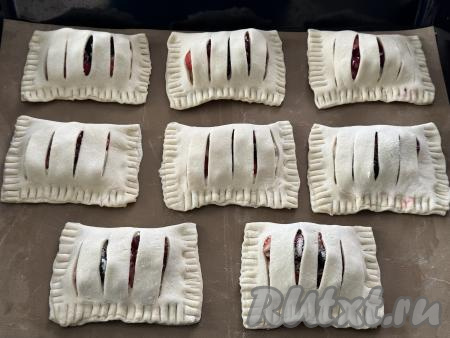 Заготовки слоек&nbsp;на небольшом расстоянии друг от друга выложить&nbsp;на противень, застеленный пергаментом (или ковриком) для выпечки.&nbsp;