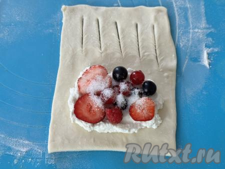 Присыпать ягоды 1 чайной ложкой сахара.