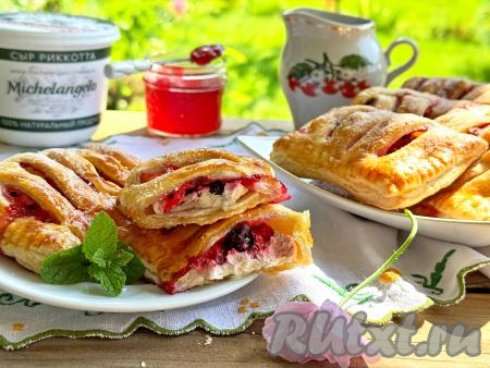 Слойки&nbsp;получаются очень аппетитными.&nbsp;Сочетание слоёного теста и нежной начинки из рикотты и ягод делает эту выпечку очень вкусной.