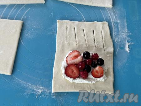 Поверх рикотты разложить часть ягод.