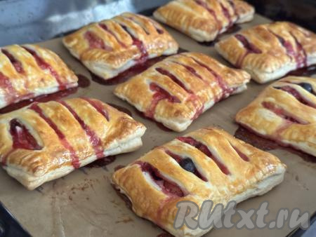 Выпекать слойки с ягодами и рикоттой минут 20-25 (до приятного золотистого оттенка слоёного теста).