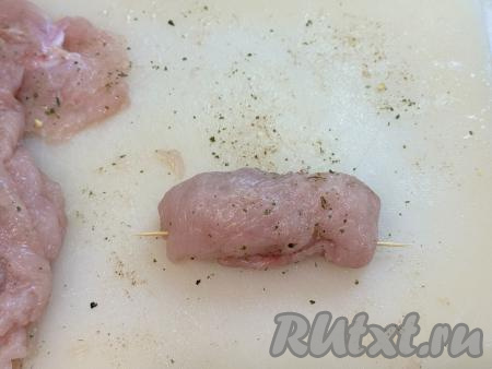 Для того чтобы рулетик хорошо держал форму и не разворачивался, можно края филе скрепить зубочисткой. Аналогично сформировать все рулетики из куриного филе с сырной начинкой. Всего у меня получились 6 рулетиков.