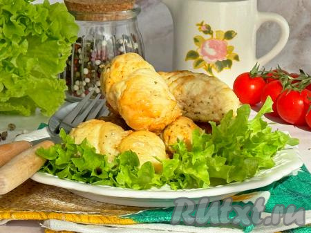 Готовые куриные рулетики переложить из аэрогриля на тарелку и подать в горячем виде, пока сыр внутри филе ещё в расплавленном виде.