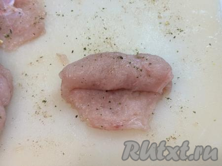 Начиная со стороны с сыром, свернуть каждую куриную отбивную в рулетик, закрывая сыр внутри.