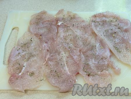 Затем посолить и поперчить мясо с двух сторон.