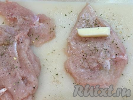 Сыр нарезать на 6 брусочков (по количеству отбивных, которые мы сформировали). На более узкий край каждой отбивной выложить брусочек сыра, немного отступая от краёв мяса.