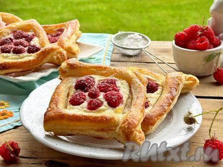 Слойки с малиной и творожным сыром