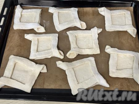 Таким образом сформировать все 8 заготовок слоек, выложить их на небольшом расстоянии друг от друга на противень, застеленный ковриком (или пергаментом) для выпечки.