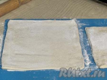 Слоёное тесто у меня было в двух пластах. Вначале первый пласт теста выложить на припылённую мукой поверхность, раскатать скалкой до толщины примерно 3 миллиметра.