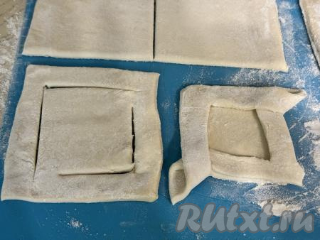 Теперь из квадратных заготовок нужно сформировать открытые слойки. Для этого, отступив от краёв теста примерно по 1 сантиметру, нужно в противоположных углах квадрата&nbsp;сделать надрезы так, чтобы они не пересекались (то есть разрезы не доходили до оставшихся углов квадрата), как на фото. Перекинуть получившиеся полоски теста на противоположные стороны. У нас получится слойка с аккуратными и красивыми бортиками.