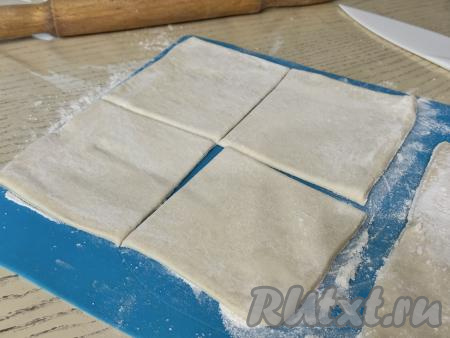 Разрезать раскатанный пласт на 4 квадрата. Аналогично раскатать второй пласт теста и тоже разрезать на 4 квадрата.