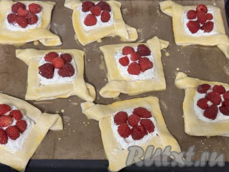 Сырой яичный желток в небольшой ёмкости взболтать вилкой до однородности. При помощи кулинарной кисти смазать бортики слоек взбитым желтком.