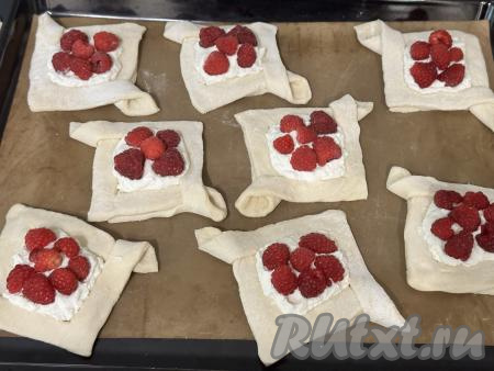 На творожный сыр выложить 5-7 ягод малины.&nbsp;