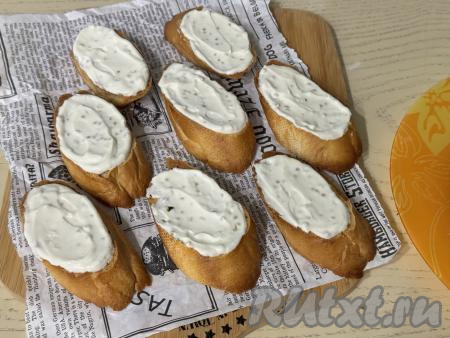 Перемешать соус до однородности. Я решила формировать 8 брускетт. Поэтому взяла 8 подсушенных кусочков багета. Смазать кусочки багета получившимся соусом.