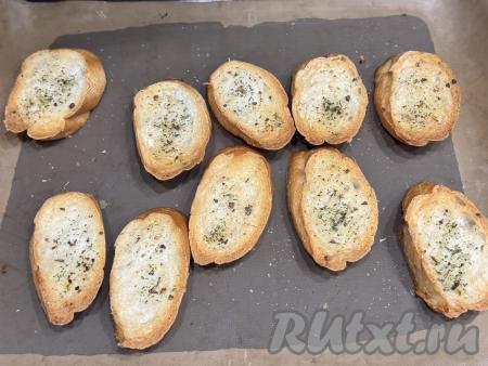 Подсушить кусочки багета в духовке, разогретой до 200 градусов, в течение 10-15 минут. Затем достать из духовки, убрать с противня, дать остыть.