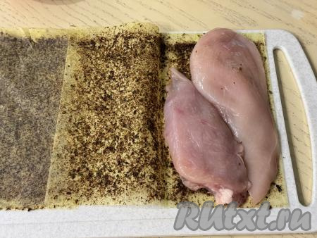 Куриное филе промыть водой, обсушить. Можно просто натереть мясо солью и специями со всех сторон, выложить на сковороду, разогретую с растительным маслом и обжарить до готовности и подрумянивания с двух сторон (ориентировочно жарить мясо нужно будет минут по 5 с каждой стороны) на среднем огне. А я в этот раз решила пожарить мясо курицы, завернув его в лист для жарки со специями.&nbsp;