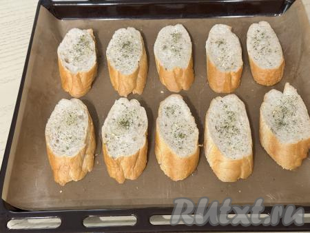 Сбрызнуть багет маслом, присыпать солью и специями.