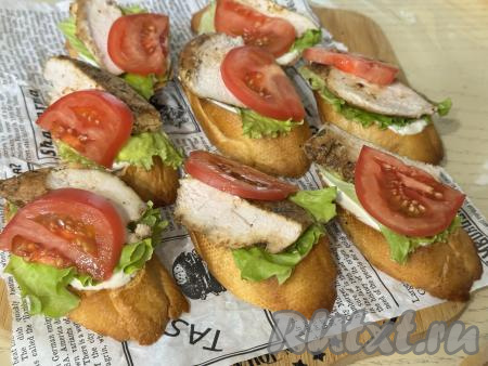 Помидор вымыть, нарезать на полукружочки (или кружочки), выложить на багет.