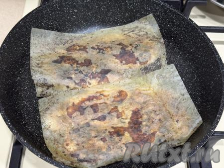 При использовании таких листов мясо не нужно предварительно солить, приправлять специями. Куриное мясо, завёрнутое в листы со специями, нужно лишь выложить на сухую разогретую сковороду и обжарить до готовности с двух сторон на среднем огне. Я жарила минут по 7 с каждой стороны. Жареному мясу дать остыть.