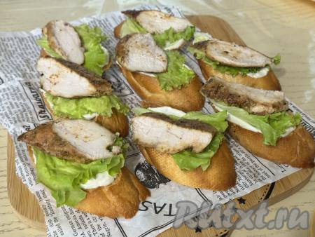 Поверх листа салата выложить на каждый кусочек багета по кусочку курицы.&nbsp;