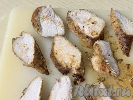 Жареное куриное филе нарезать поперёк на достаточно плоские кусочки.&nbsp;