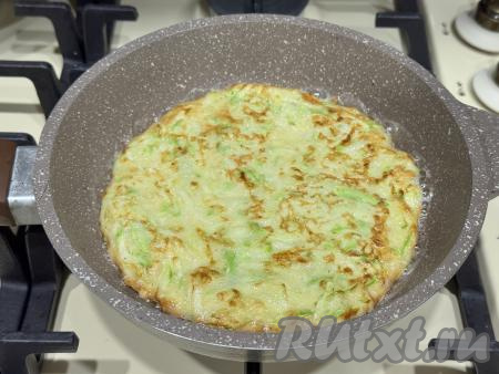 Жарить кабачковый блин до золотистого цвета с двух сторон (минуты по 2-3 с каждой стороны)&nbsp;на среднем огне. Готовый блинчик переложить на тарелку. Периодически перемешивая тесто и смазывая сковороду маслом по мере необходимости, постепенно пожарить все блины. Всего у меня получились 7 блинчиков. Дать блинам остыть.