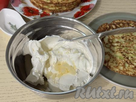 В отдельной миске соединить сметану любой жирности (я купила жирностью 20%) и творожный сыр, добавить чеснок, пропущенный через пресс.