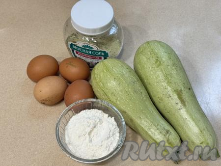 Подготовить продукты для приготовления кабачковых блинов. Я взяла молодые кабачки, поэтому тонкую кожицу и мелкие семечки удалять не стала. Я вымыла кабачки и удалила кончики с двух сторон. Если же вы возьмёте кабачки с толстой кожурой, тогда кожуру нужно будет срезать. Если у кабачка будут крупные косточки, их нужно будет удалить.