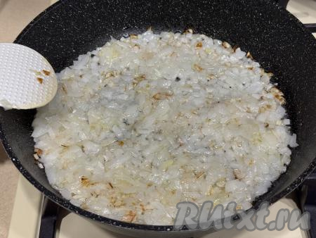 Пока блины остывают, можно заняться начинкой для кабачкового торта. Лук и морковь очистить. Лук мелко нарезать, выложить в сковороду, хорошо прогретую с растительным маслом, и обжарить до прозрачности (в течение минут 4-5), иногда помешивая, на среднем огне.