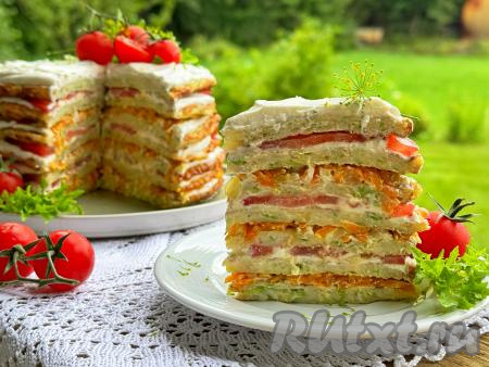 А вот как аппетитно смотрится этот закусочный овощной торт в разрезе. Это вкусное блюдо можно подать и к семейному обеду или ужину, и к праздничному столу.