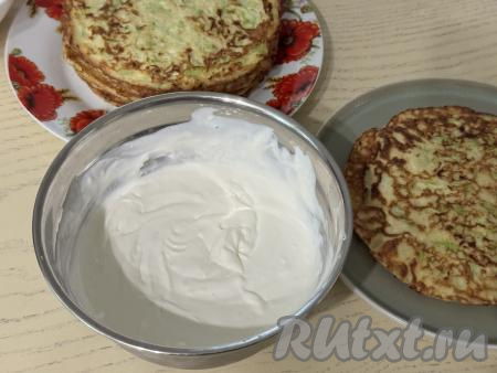 Перемешать до однородности творожно-сметанный соус.