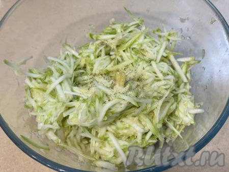 Оставить натёртые кабачки на 5 минут. Кабачки выделят сок, который нужно будет хорошо отжать (можно просто брать кабачковую массу частями в руку и, сжимая в ладони, отжимать выделившийся сок). Сок, отжатый из кабачковой массы, нам не понадобится. Кабачковую массу, отжатую от сока, выложить в миску, добавить чёрный молотый перец.