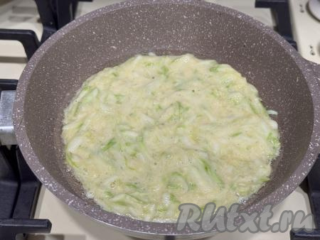 В сковороду диаметром 16 сантиметров влить растительное масло, хорошо разогреть. Выложить 3 столовых ложки кабачкового теста, равномерно распределить столовой ложкой (или лопаткой) по дну сковородки, формируя округлый блин.