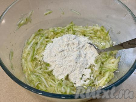 Затем всыпать в миску половину муки.