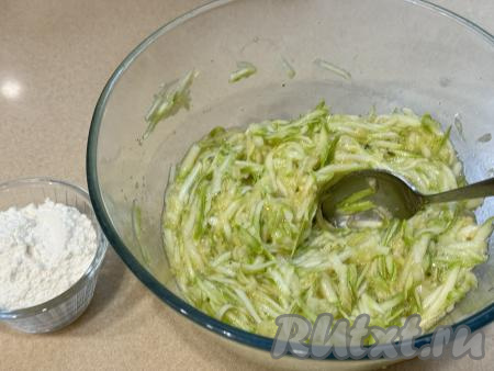 Перемешать кабачковую массу столовой ложкой до однородности.