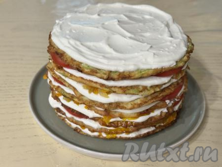 Самый верхний блин просто смазать творожно-сметанным соусом.