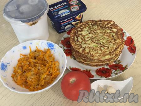 Морковку, обжаренную с луком, переложить со сковороды на тарелку, остудить. Помидор вымыть, чеснок очистить.