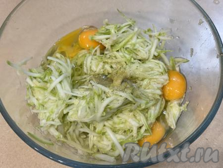 Сюда же вбить сырые яйца.