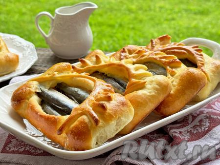 Готовую выпечку достать из духовки, оставить отдохнуть минут на 10. Вкуснейшие, аппетитные пирожки с мойвой подать к столу.