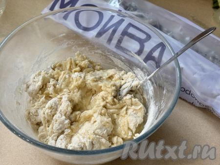 Постепенно подсыпая оставшуюся муку, продолжить замешивать тесто. Вначале перемешивать столовой ложкой, а как только тесто начнёт собираться в ком, приступить к вымешиванию дрожжевого теста руками. Вымешивать тесто руками нужно не менее 7 минут, добавляя понемногу муку только по мере необходимости.&nbsp;