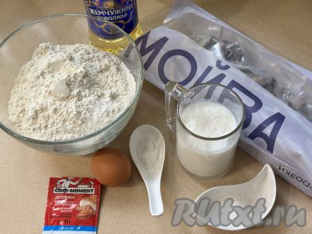 Подготовить продукты для приготовления пирожков с мойвой в духовке. Мойву заранее разморозить при комнатной температуре. Кефир можно взять любой жирности. Кефир для замешивания теста должен быть комнатной температуры, поэтому его нужно либо заранее достать из холодильника, либо подогреть до комнатной температуры в микроволновке в течение 20 секунд.