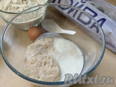 В глубокую миску, в которой вы будете замешивать тесто, влить запенившуюся дрожжевую смесь и кефир комнатной температуры.