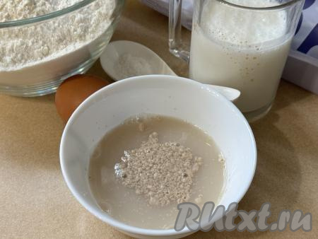 В глубокую тарелку влить тёплую воду (температура воды должна быть примерно 38 градусов), всыпать дрожжи и сахар, перемешать. При температуре воды выше 42 градусов дрожжи могут погибнуть.