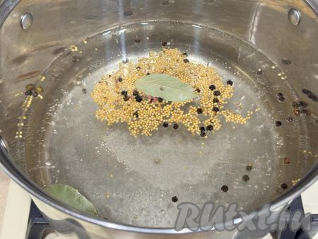 Поставить кастрюлю на огонь, довести маринад до кипения.&nbsp;