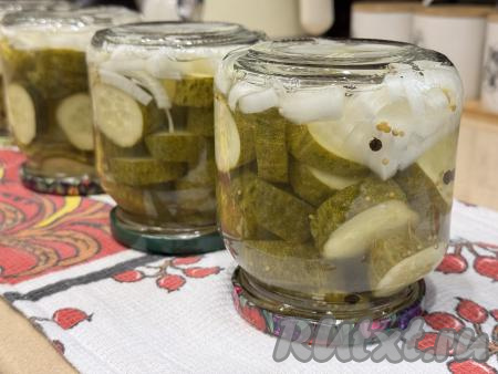 Перевернуть банки с огурчиками вверх дном, укутать их в одеяло и оставить до полного остывания.&nbsp;