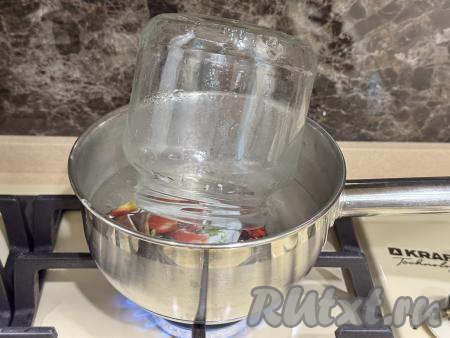 Банки заранее вымыть, простерилизовать любым удобным для вас способом, прокипятить крышки в течение 3 минут с момента закипания воды в кастрюле. Я взяла 4 банки объёмом по 500 миллилитров и простерилизовала их над паром в течение 5 минут.