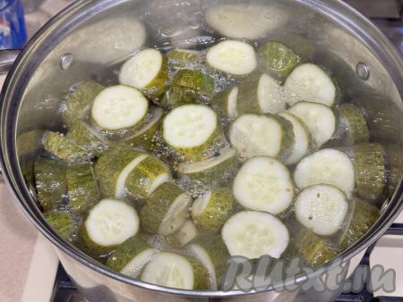 Ещё раз маринад довести до кипения, уменьшить огонь, варить огурцы минут 5 (огурчики должны изменить цвет).&nbsp;