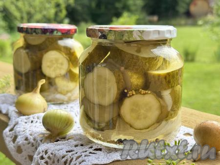 Полностью остывшие банки с огурцами и луком, замаринованными по-фински, убрать на хранение в тёмное прохладное место (например, в кладовую, подвал или погреб). Зимой аппетитные, приятно похрустывающие, очень вкусные огурчики станут замечательной закуской, которую можно подать в качестве дополнения к различным блюдам.